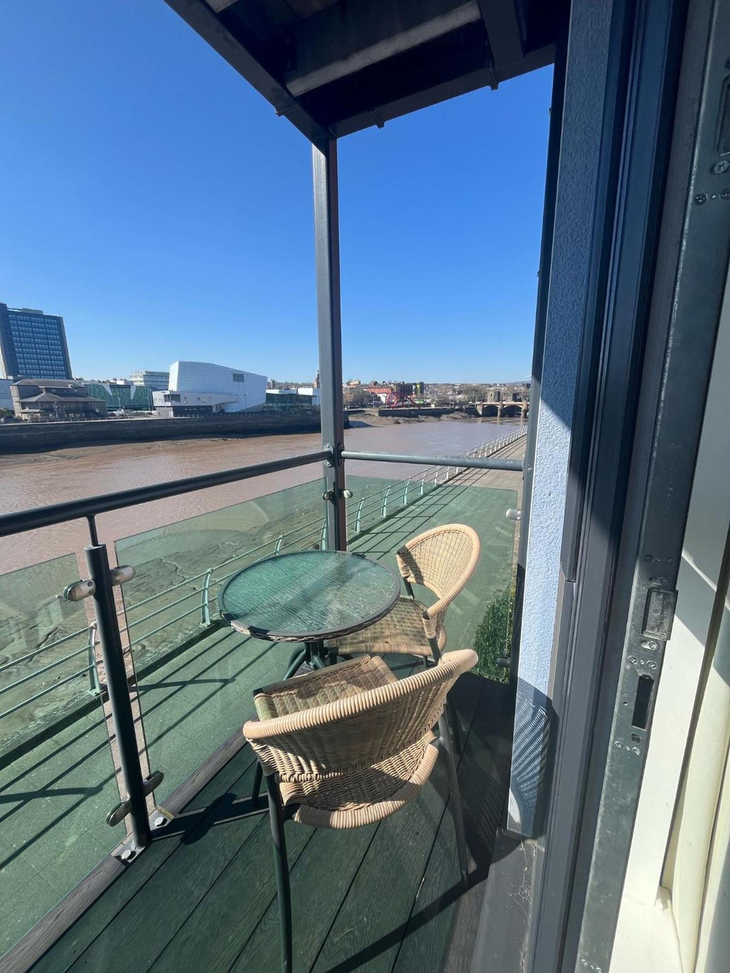 Luxury Riverside 2 Bedroomed Apartment With Balcony Newport  Eksteriør billede